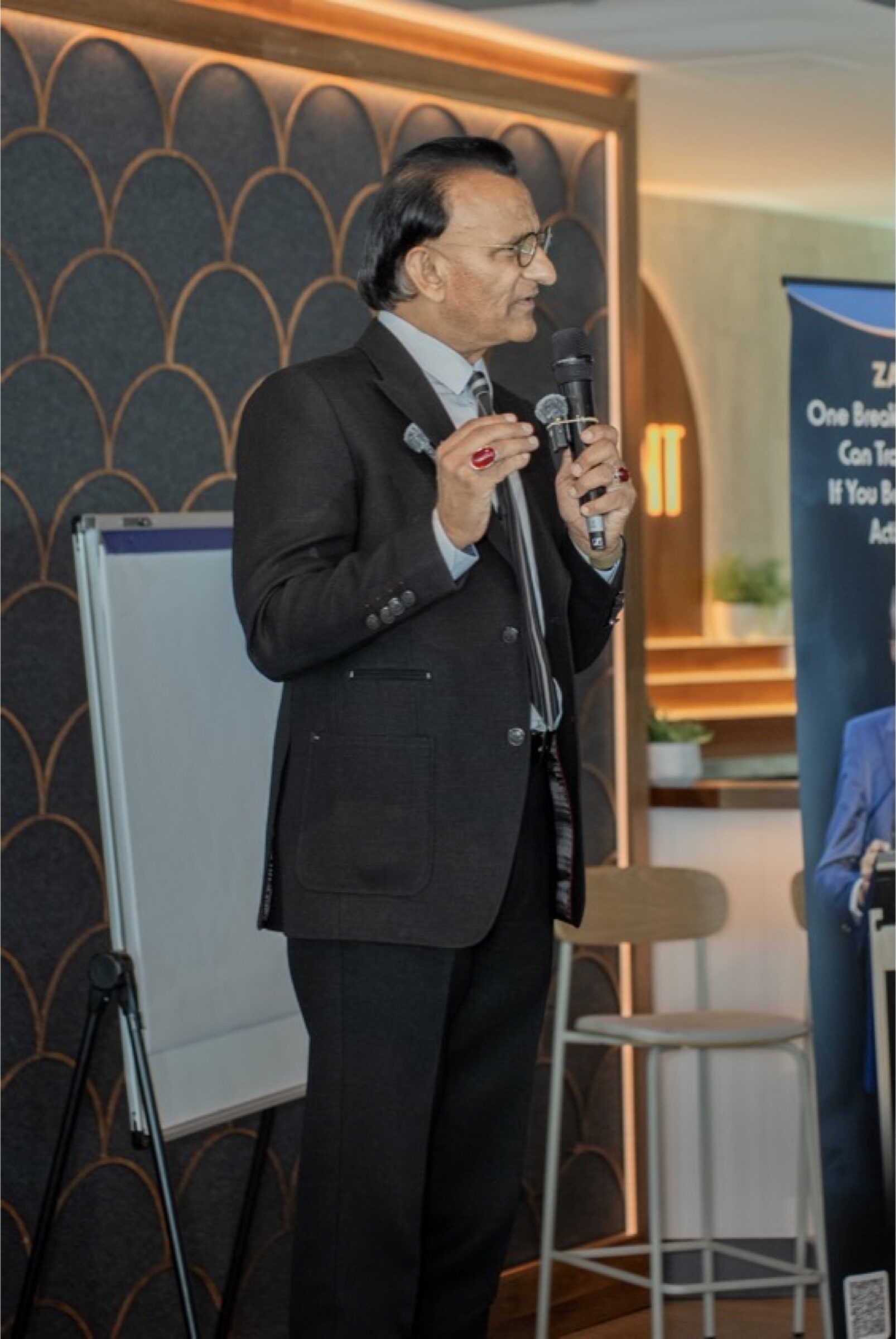 Zaffar Khan addressing the community from the stage